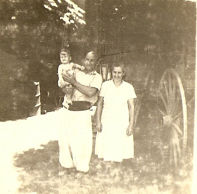 Con el abuelo Félix y la abuela María